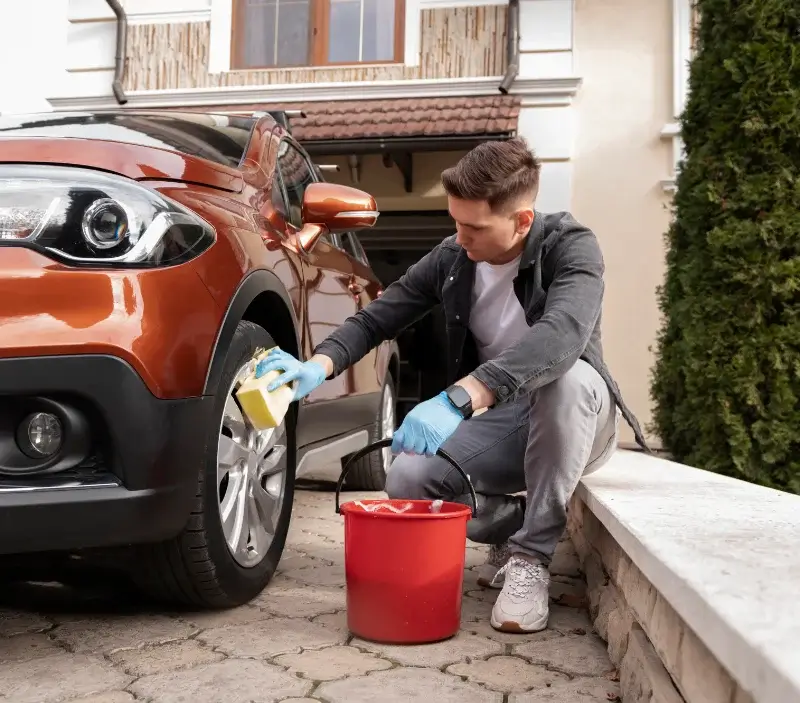 Lavage auto à domicile Saint-Usage : professionnel intervenant sur un véhicule